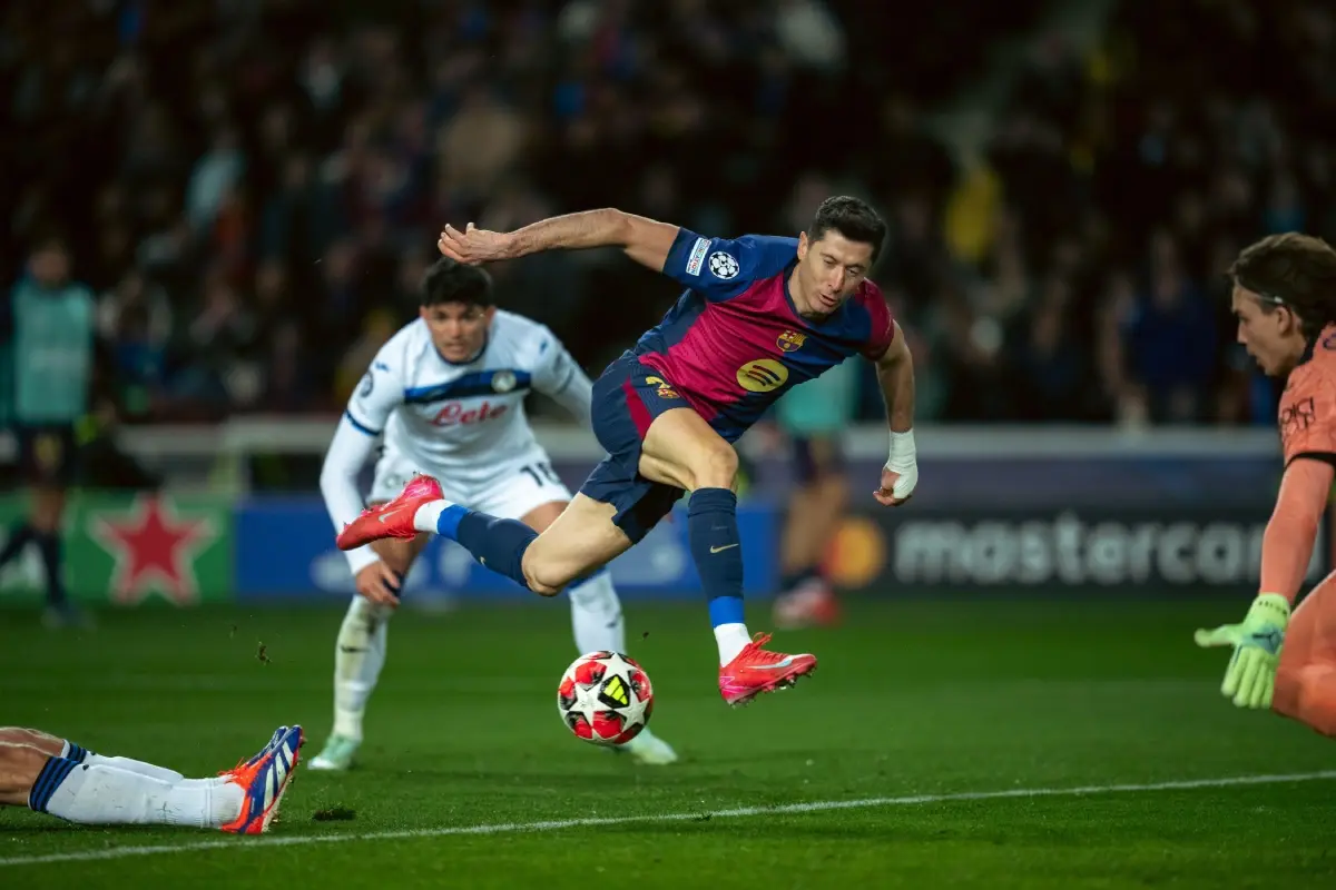 Robert Lewandowski of FC Barcelona scores during the UEFA Champions League football match between FC Barcelona and Atlanta BC in Barcelona